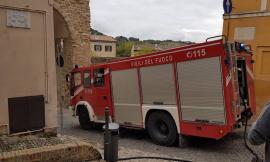 Incendio in una casa di Tolentino: anziana salvata e portata fuori dall'abitazione