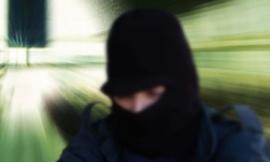 Prova a rapinare la tabaccheria e spara in aria ma viene cacciato da proprietario e clienti