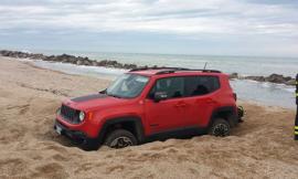 Si addentra con l'auto in spiaggia e resta impantanato: lo tirano fuori i vigili del fuoco