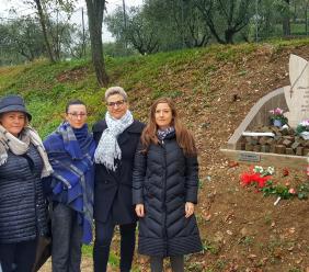 Fiori sul luogo di ritrovamento del corpo di Pamela: un omaggio di Fratelli d'Italia in occasione della giornata contro la violenza sulle donne