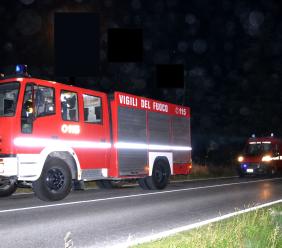 Paura durante il maltempo: albero piomba sull'autobotte dei Vigili del Fuoco. Equipaggio salvo per miracolo Paura durante il maltempo: albero piomba sull'autobotte dei Vigili del Fuoco. Equipaggio salvo per miracolo
