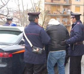 "Posso avere una sigaretta?", poi gli punta coltello alla gola: 32enne rintracciato e arrestato in Romania