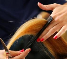 Civitanova, parrucchieria del centro beccata in attività: multa a titolare e cliente