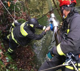 Poggio San Vicino, falla in una tubatura posta in zona impervia: intervengono i Vigili del Fuoco