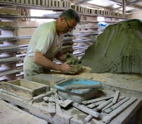 Giuseppe è l'ultimo mattonaio artigianale rimasto nelle Marche: "Il mio è un mestiere eterno" (FOTO)