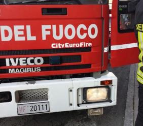 Sant'Angelo in Pontano, camion va in fiamme nel fienile: danni ingenti