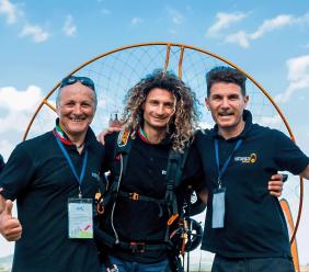 Montecosaro, parapendio a motore: l'azienda Vittorazi porta l'Italia sul tetto del mondo