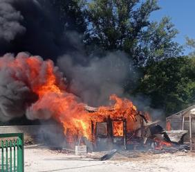 Valfornace, scoppia incendio nei pressi del palazzetto dello sport: in fiamme una cucina (VIDEO e FOTO)