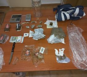 Oltre 200 grammi di droga nascosti in casa: arrestato pusher 21enne