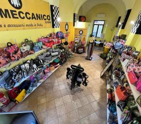 Sarnano, lo store Paul Meccanico lancia le borse griffate dall'artista Riccardo Cecchetti