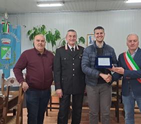Valfornace saluta il carabiniere Sergio Dimaggio: targa ricordo per i suoi 7 anni di servizio