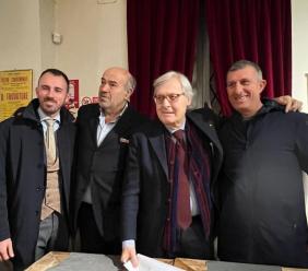 Matelica, Sgarbi fa sold out al Piermarini: successo per lo spettacolo su Pasolini e Caravaggio