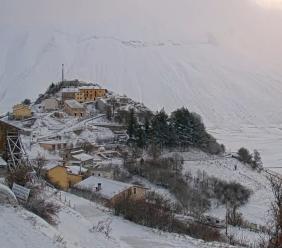 Torna la neve a Castelluccio di Norcia: i fiocchi imbiancano il Pian Grande (VIDEO)