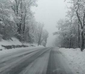 Neve sulla Sarnano-Sassotetto: auto in coda e un incidente