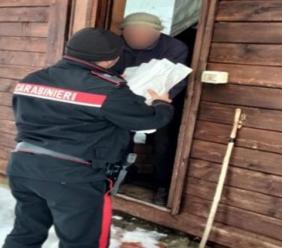Visso, 80enne bloccato in casa dalla neve: a consegnare il pane ci pensano i carabinieri