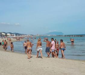 Civitanova, campagna Sole Amico 2026: le regole per proteggere pelle e vista Civitanova, campagna Sole Amico 2026: le regole per proteggere pelle e vista