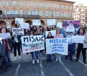 "I diritti non sono privilegi": flash mob degli assistenti per l'autonomia e la comunicazione a Civitanova