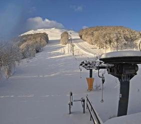 Risveglio imbiancato sui Sibillini: torna la neve sulle piste da sci di Frontignano e Bolognola