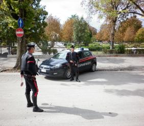 Zig zag con l'auto alla rotatoria, donna sorpresa dai carabinieri: era ubriaca, addio patente