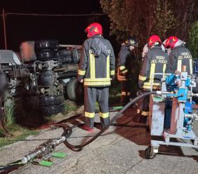 Montecassiano, autocisterna carica di Gpl si ribalta: strada chiusa al traffico (FOTO e VIDEO)