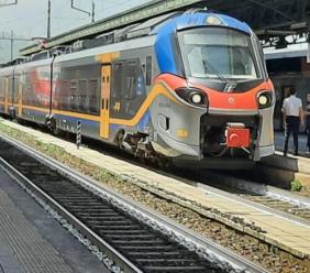 Corre sui binari: treni bloccati per salvare un 43enne