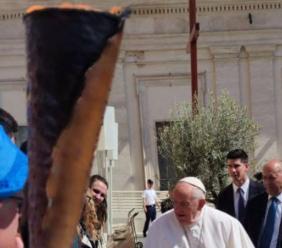 Pellegrinaggio Macerata-Loreto, Papa Francesco benedice la Fiaccola della Pace