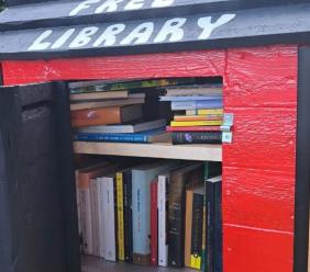 Una mini biblioteca installata nel parco: anche Cessapalombo nella rete “Little free library”