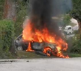 Cingoli, l'auto prende fuoco mentre percorre una salita: conducente riesce ad accostare in tempo
