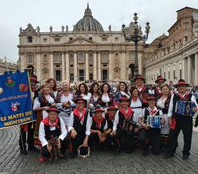 Li Matti de Montecò all'udienza generale del Papa, poi canti e balli in piazza San Pietro