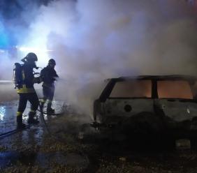 Vettura divorata dalle fiamme nella notte, coinvolte altre due auto