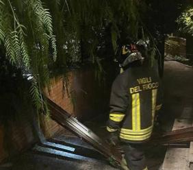 Esplosione in un appartamento: 40enne trasportato in gravi condizioni a Torrette