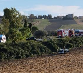 Pollenza, frontale all'incrocio tra due auto: interviene l'eliambulanza (FOTO e VIDEO)