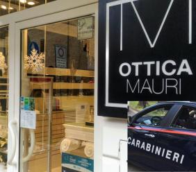 Porto Recanati, furto all'Ottica Mauri: ladri sfondano con l'auto la vetrina e fanno razzia di occhiali