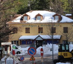 Ussita, il nuovo Hotel Felycita è realtà: inizia la demolizione di uno dei simboli del sisma