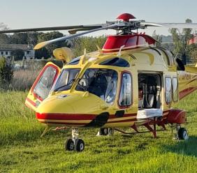 Gualdo, scontro tra auto e moto: 31enne trasferito in eliambulanza a Torrette Gualdo, scontro tra auto e moto: 31enne trasferito in eliambulanza a Torrette