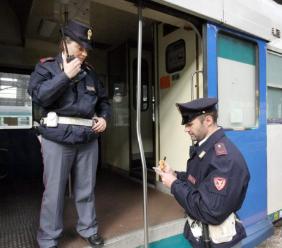 Coppia viaggia senza biglietto, l'uomo minaccia il capotreno: denunciato