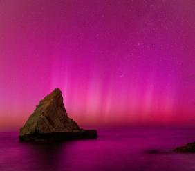 Aurora boreale nelle Marche, il cielo si illumina di rosa per uno spettacolo mozzafiato