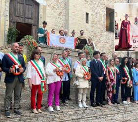 San Severino si tinge di arancione: consegnata la bandiera del Touring Club al sindaco Piermattei