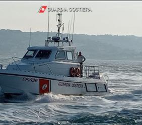 Porto Recanati, barca a vela resta spiaggiata a Scossicci: un'avaria la causa