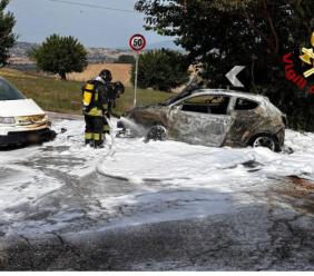 Montelupone, scontro tra due auto, una prende fuoco dopo l'impatto: quattro i feriti