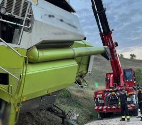 Sant'Angelo in Pontano, si ribalta mietitrebbiatrice: recuperata con l'autogru