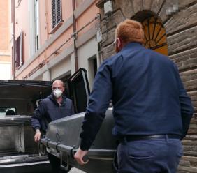 Macerata, non lo vedono da due settimane: uomo trovato morto in casa