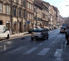 Macerata, travolto da un'auto in pieno centro: uomo trasportato all'ospedale