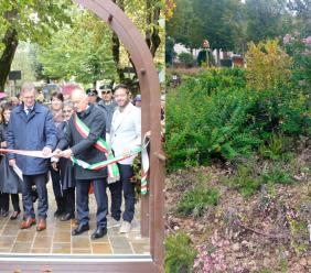 Valfornace, inaugurato il Ponte dedicato a Maria Cortesi e il nuovo spazio verde del "Giardino delle Api"