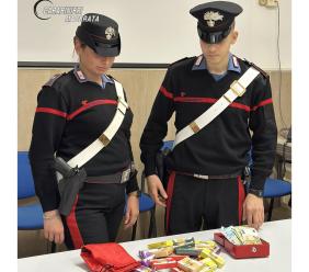 Monte San Giusto, in fuga dai carabinieri lancia lo zaino con la droga contro un militare: arrestato 20enne