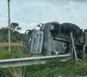 Montelupone, camion si ribalta alla rotatoria e finisce in un campo