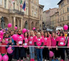 San Severino, la camminata rosa invade piazza del Popolo per la lotta contro i tumori femminili