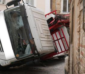 Macerata, autocarro ribaltato in via Crescimbeni: strada chiusa per la messa in sicurezza