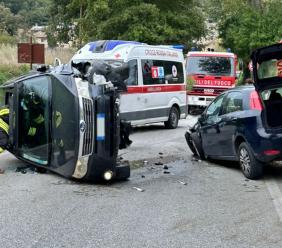 Fiastra, scontro frontale tra due auto: strada chiusa al traffico, due feriti in ospedale