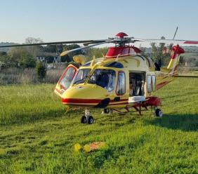 Sforzacosta, colpito da una balla di fieno: trasportato a Torrette in eliambulanza Sforzacosta, colpito da una balla di fieno: trasportato a Torrette in eliambulanza